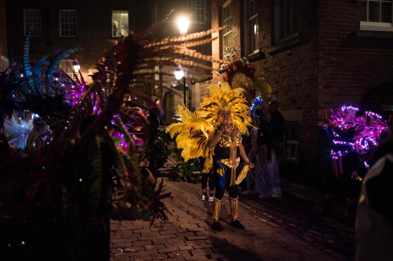 La ciudad británica acoge durante estos días un festival anual de artes visuales que cuenta con proyecciones, instalaciones interactivas, exposiciones, baile, música y calle que tienen lugar en el centro de la ciudad.