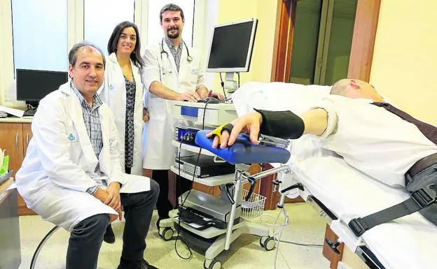 El neurólogo Juan Carlos Gómez Esteban y su equipo atienden a un paciente.