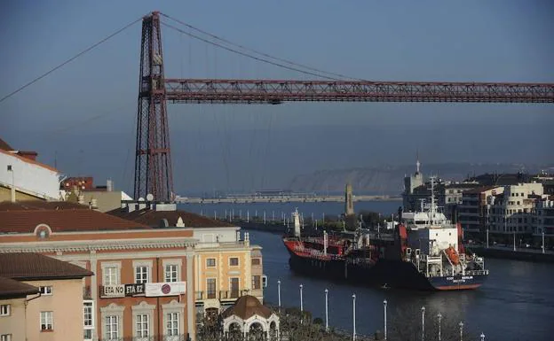 El mayor rodaje de este año en Euskadi corta hoy el tráfico del Puente Colgante
