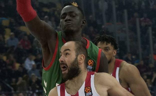 Diop trata de frenar a Spanoulis. 