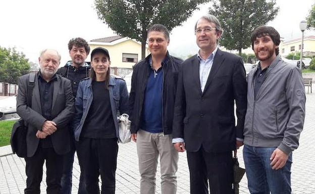 López (tercero por la izquierda) en la presentación.