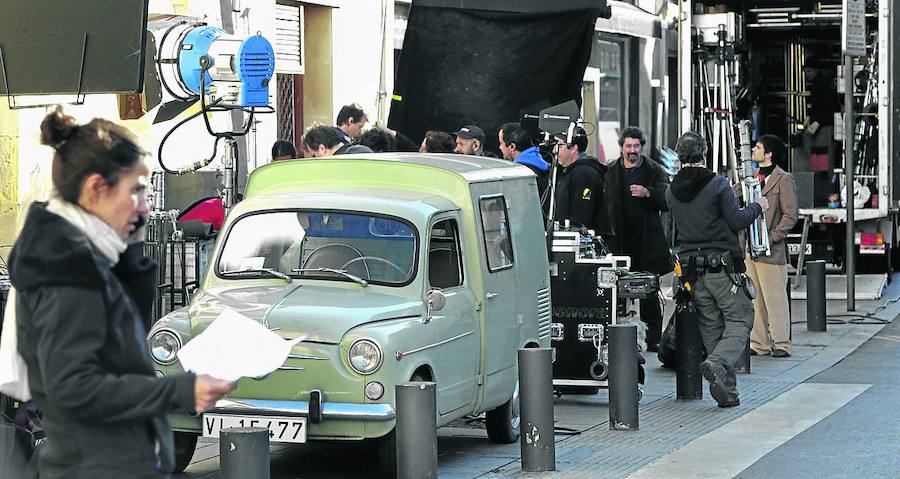 Un Fiat 600 de ‘attrezzo’, en la calle Mateo Moraza.