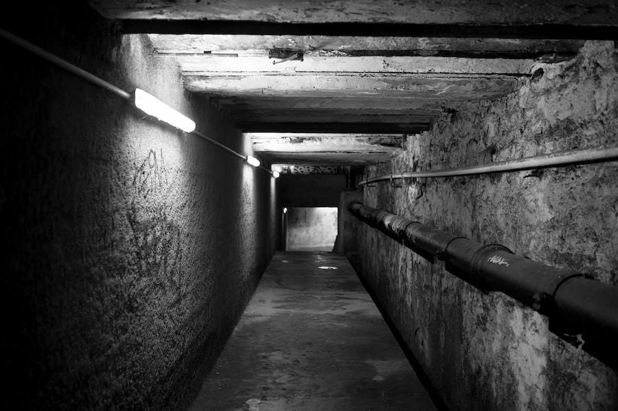 Paso subterraneo bajo las vías del tren que comunicaba Sestao con los Altos Hornos de Vizcaya.