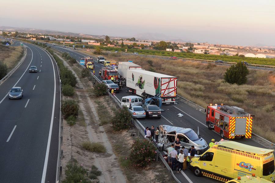 Cuatro de las víctimas formaban parte de una misma familia, vecina de Elche. Los testigos aseguran que un tráiler arrolló a varios coches que estaban parados por una retención en la A-7