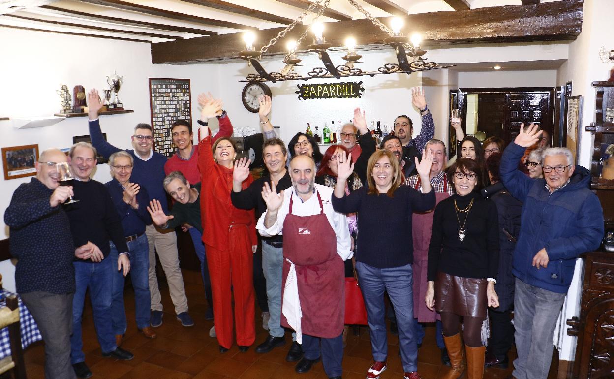 Foto de familia de la sociedad gastronómica Zapardiel, en Vitoria
