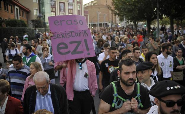 La multitudinaria manifestación, que discurrió desde la plaza frente al Social hasta Solobarria, abarrotó la calle Nagusia. 