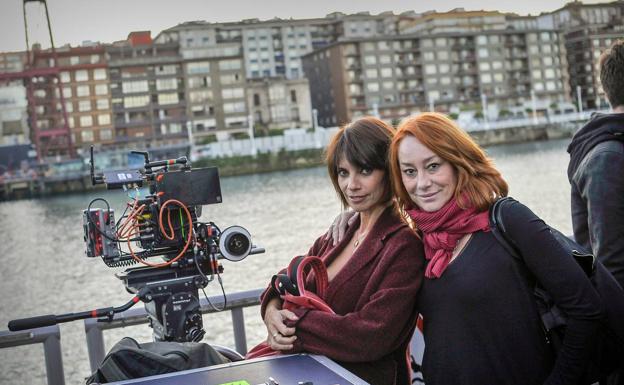 Maribel Verdú y Gracia Quereta, durante el rodaje de Ola de Crímenes en el Puente Colgante de Portugalete.