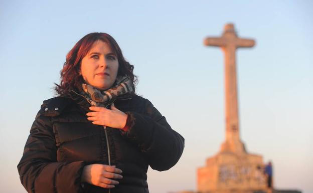 La historiadora Virginia López de Maturana frente a la xcruz de Olárizu. 