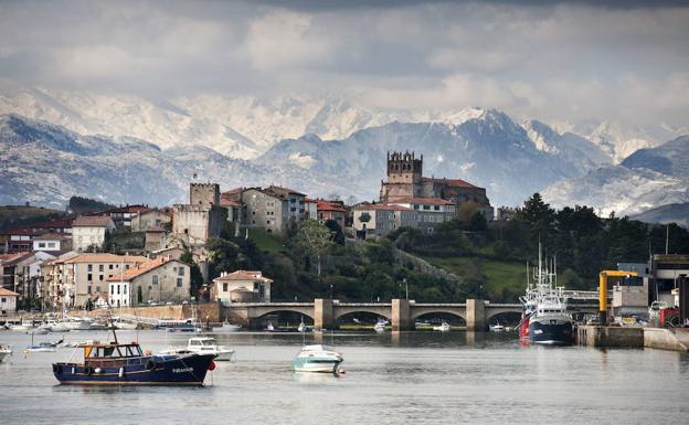 Los Picos de Europa, nevados, marcan la silueta de San Vicente de la Barquera.