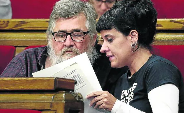 Los parlamentarios de la CUP Anna Gabriel y Joan Garriga, en la sesión del martes.