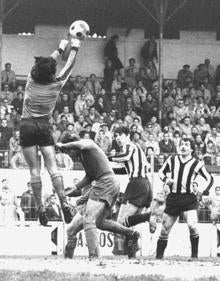 Imagen secundaria 2 - 1972. Recibimiento en el Ayuntamiento tras el ascenso a Segunda. | Dani, Benito... Un Barakaldo que daba miedo. | Manolo Sarabia en la temporada 1977-78 en Lasesarre.