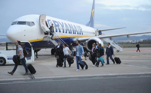 Pasajeros de Ryanair llegan a Foronda procedentes de Milán.