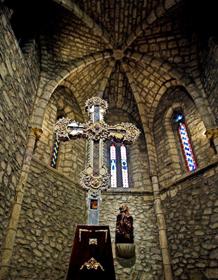 Imagen secundaria 2 - Puente medieval sobre el río Quiviesa, en Potes. El autor de este reportaje (en el centro), durante el recorrido. El ‘Lignum Crucis’ preside el interior del santuario.