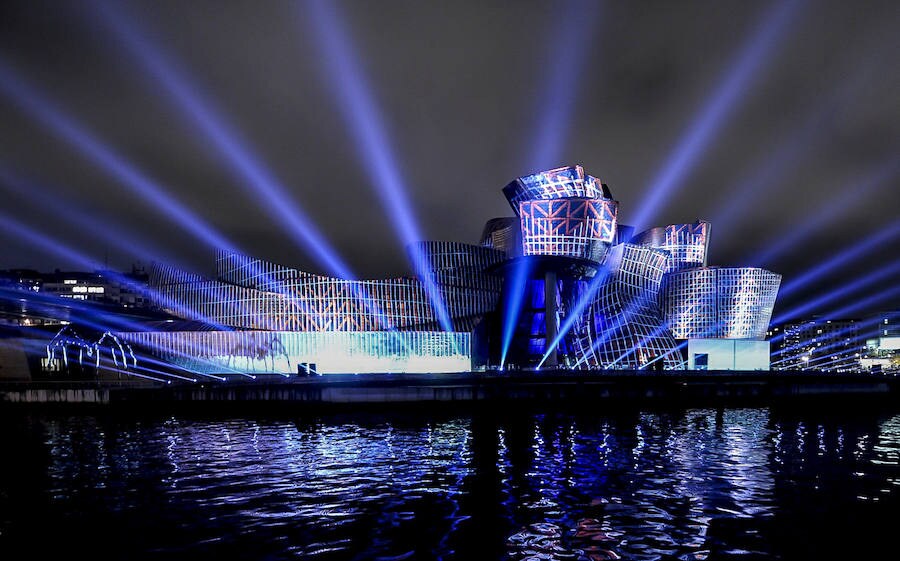 Los juegos de luces e imágenes proyectadas en la fachada norte del museo se combinan con la música compuesta al efecto por Nick Powell