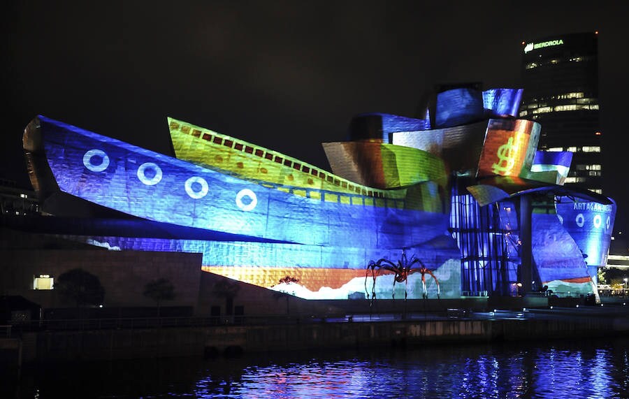 Los juegos de luces e imágenes proyectadas en la fachada norte del museo se combinan con la música compuesta al efecto por Nick Powell