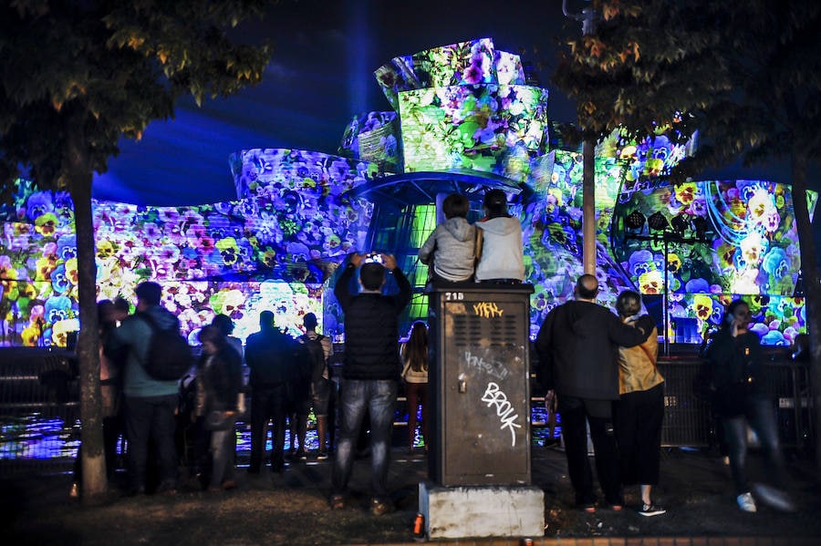 Los juegos de luces e imágenes proyectadas en la fachada norte del museo se combinan con la música compuesta al efecto por Nick Powell