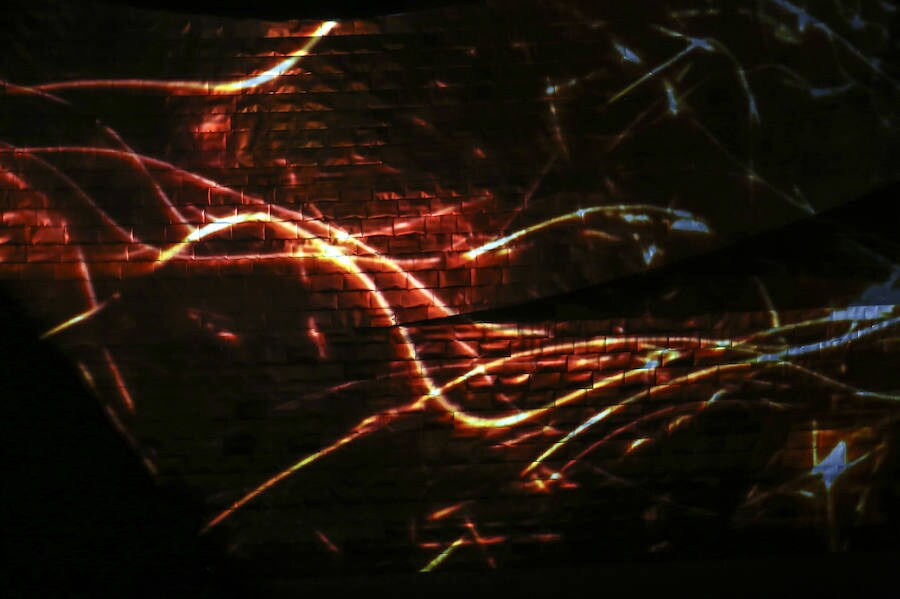 Los juegos de luces e imágenes proyectadas en la fachada norte del museo se combinan con la música compuesta al efecto por Nick Powell