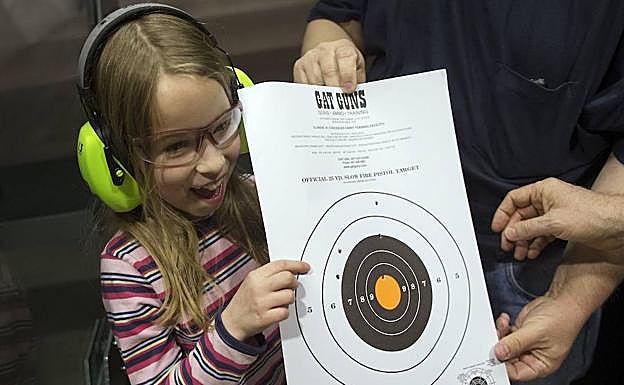 En la diana. Una niña, en unas prácticas de tiro en Illinois. 