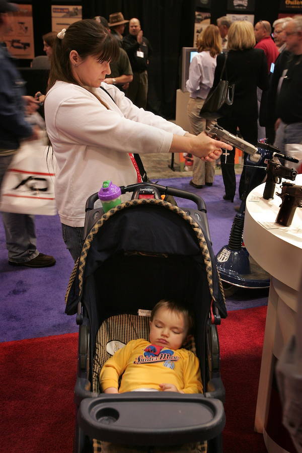 Para todos. Una madre empuña una pistola en una feria de St. Luis
