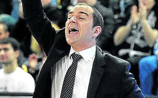 Carles Duran da instrucciones a sus hombres en un partido.