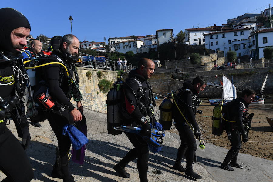 Submarinistas extraeron este sábado basura del fondo marino 