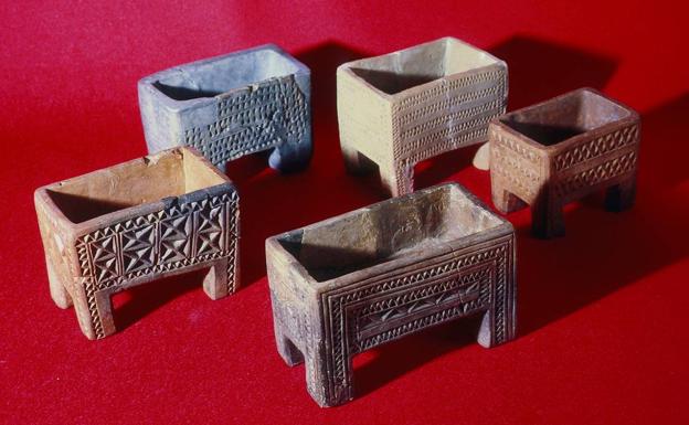 Conjunto de cajas de cerámica excisa halladas en el poblado de La Hoya. 