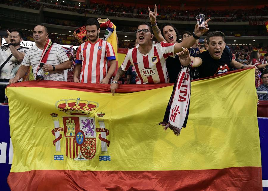 Una multitud de aficionados del Atlético de Madrid lució los colores nacionales en el partido ante el Barcelona.