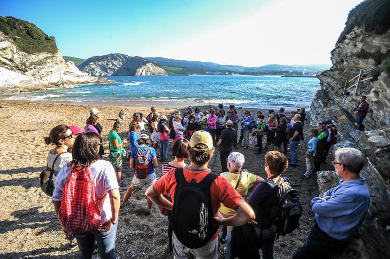 Medio centenar de interesados en la geología, la arqueología y la paleontología visitaron este sábado esta costa tan espectacular y pudieron recrear la vida de hace millones de años