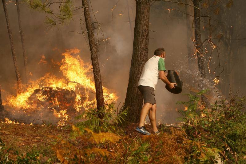 Unos 350 brigadas, 220 motobombas, cuarenta palas y una veintena de medios aéreos trabajan en la comunidad gallega para combatir los incendios que arrasan más de 4.000 hectáreas en 146 nuevos focos desde el viernes