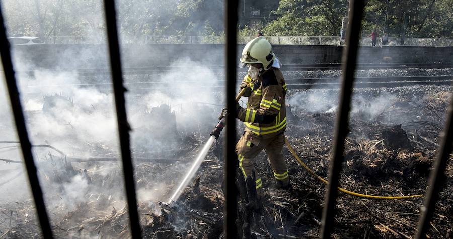 Varias dotaciones de los Bomberos de Bilbao han sofocado las llamas, que han provocado una densa humareda 