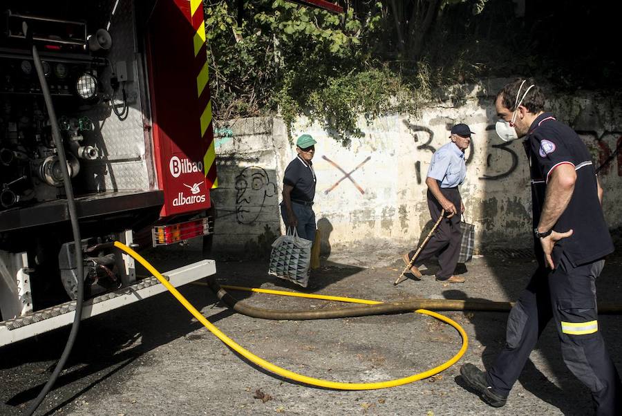 Varias dotaciones de los Bomberos de Bilbao han sofocado las llamas, que han provocado una densa humareda 