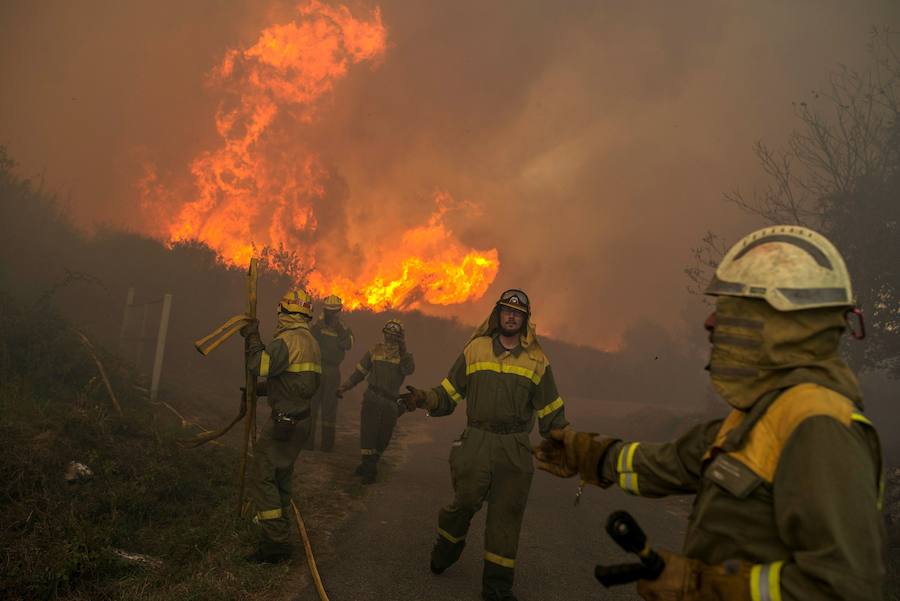 Las llamas avanzan sin control y amenazan casas en Pontevedra, Ourense y Lugo. Vecinos salen a la calle cargados de cubos para ayudar a los bomberos a sofocar las llamas