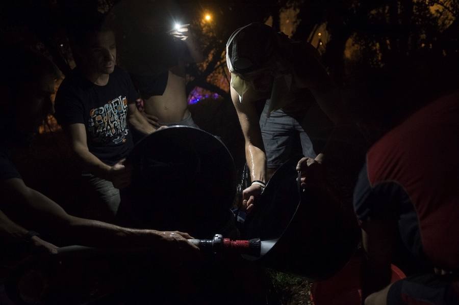 Las llamas avanzan sin control y amenazan casas en Pontevedra, Ourense y Lugo. Vecinos salen a la calle cargados de cubos para ayudar a los bomberos a sofocar las llamas