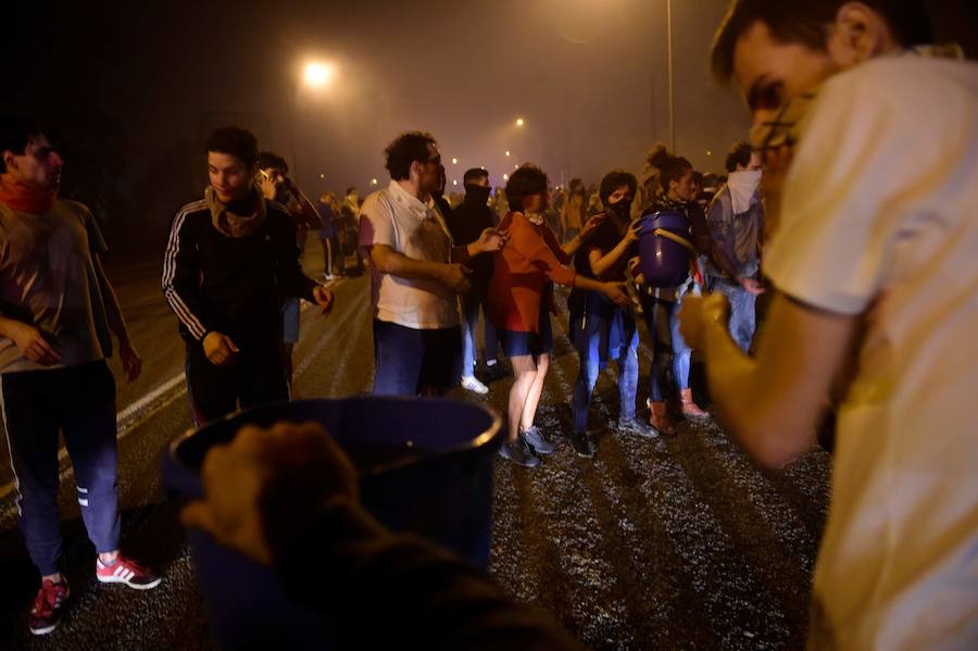 Las llamas avanzan sin control y amenazan casas en Pontevedra, Ourense y Lugo. Vecinos salen a la calle cargados de cubos para ayudar a los bomberos a sofocar las llamas