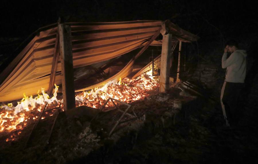 Las llamas avanzan sin control y amenazan casas en Pontevedra, Ourense y Lugo. Vecinos salen a la calle cargados de cubos para ayudar a los bomberos a sofocar las llamas