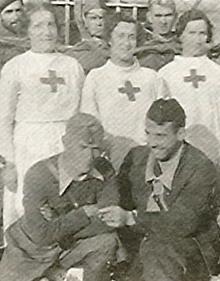 Imagen secundaria 2 - 1.-Taller de confección de ropa para combatientes del bando nacional en la Escuela de Artes y Oficios de Vitoria. Foto: Ceferino Yanguas AMVG. (libro' Álava, una provincia en pie de guerra'). 2.-Francisca Albuzuruza, era la criada del cura de Villarreal. Su conducta y entrega curando heridos en primera línea de fuego, durante la batalla le hicieron merecedora de una medalla militar y fue felicitada personalmente por Franco. (Del libro, 'Álava una provincia en pie de guerra'). 3.-Personal Sanitario y soldados posan en el exterior del hospital de Miñano Mayor (vía Josu Aguirregabiria)