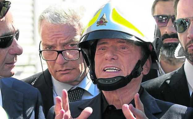 Silvio Berlusconi visita Ischia, afectada en agosto por un seísmo.
