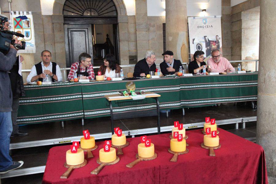 Uno de los dos quesos presentados por Jon Etxebarria y su esposa Puy Arrieta se ha proclamado ganador de la edición número 30 del certamen Campeón de Ordizia-Ordizia Txapeldun.