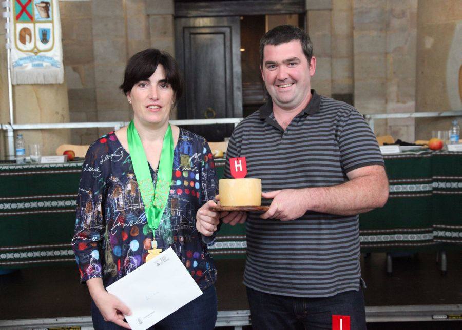Uno de los dos quesos presentados por Jon Etxebarria y su esposa Puy Arrieta se ha proclamado ganador de la edición número 30 del certamen Campeón de Ordizia-Ordizia Txapeldun.