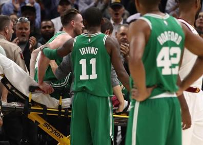 Imagen secundaria 1 - La lesión de Hayward, rotura de tibia, resta muchos enteros en la cotización de los Celtics para ser campeones del Este. James, que fue protegonista involuntario de la lesión, abraza a su excompañero Irving, 