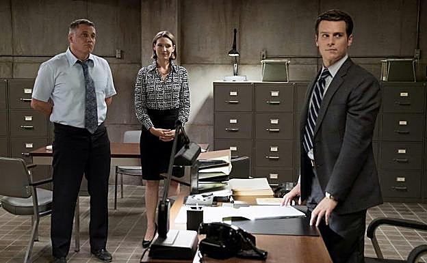 Holt McCallany, Jonathan Groff y Anna Torv en una escena de 'Mindhunter'.