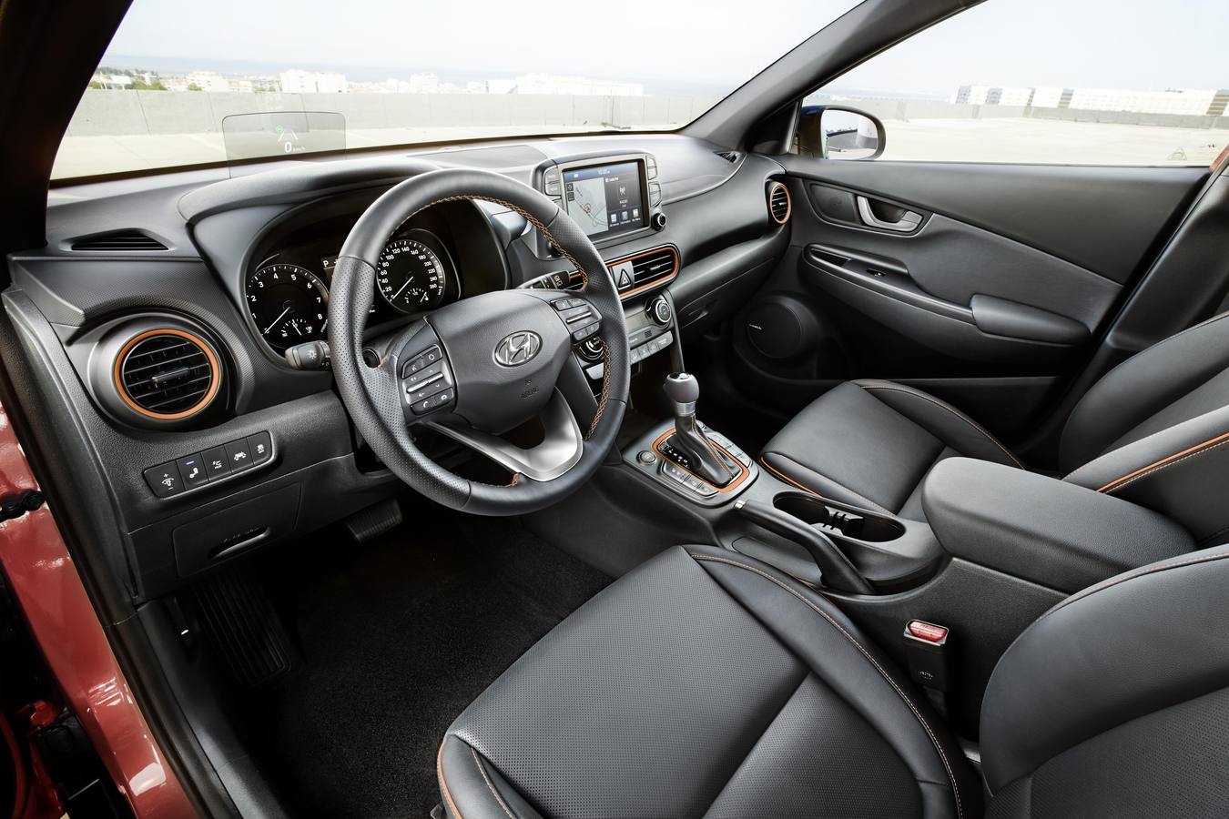 Hyundai amplía la gama con el Kona, un SUV compacto de poco más de 4,10 metros de longitud. A la venta desde 13.990 euros, se comercializa con tracción delantera y también total y cambio manual o automático. 