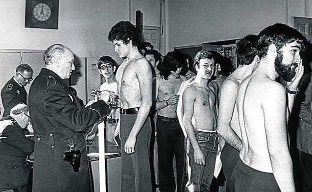 Mozos madrileños son tallados y pesados para la mili, en 1975.