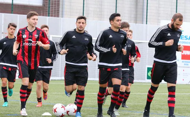 Los jugadores, durante un entrenamiento en Gobela. 