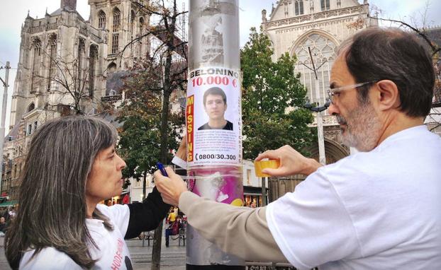 Los padres de Hodei colocan en Amberes carteles con la foto de su hijo un año después de su desaparición. 