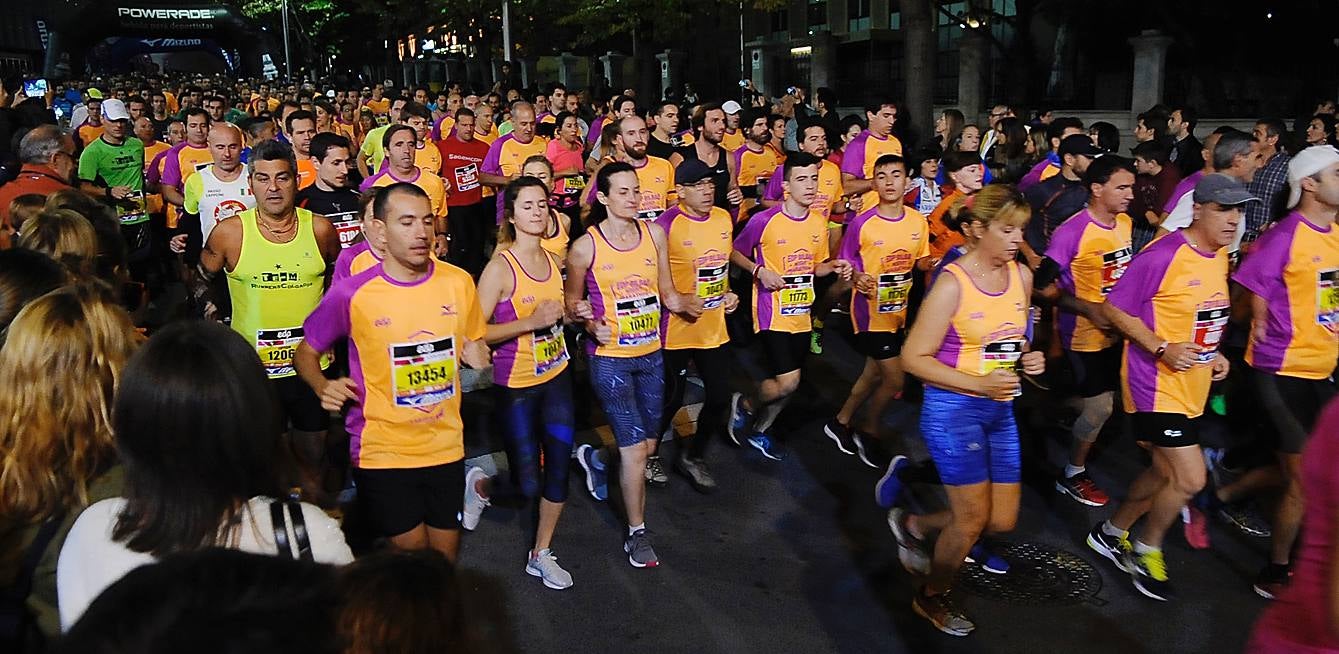 La octava edición de la 'Bilbao Night Marathon' reúne en la línea de salida a unos 11.500 corredores en sus tres distancias, de los cuales alrededor de un millar son extranjeros procedentes de 44 países de los cinco continentes.