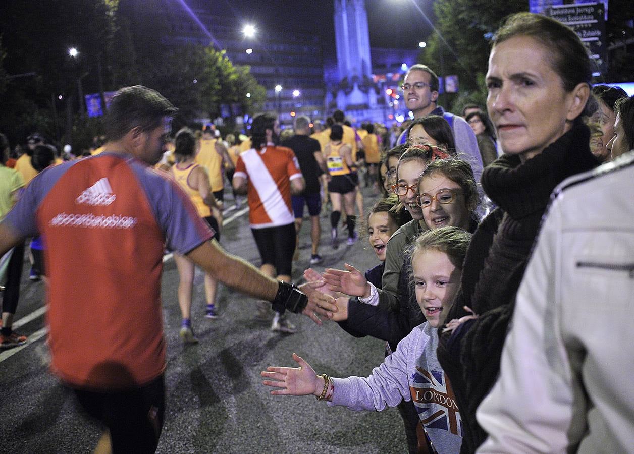 La octava edición de la 'Bilbao Night Marathon' reúne en la línea de salida a unos 11.500 corredores en sus tres distancias, de los cuales alrededor de un millar son extranjeros procedentes de 44 países de los cinco continentes.