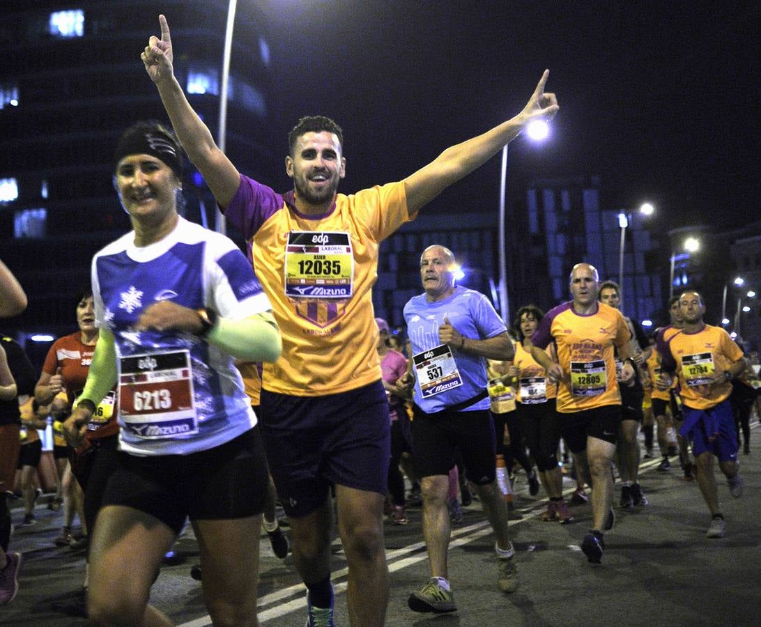 La octava edición de la 'Bilbao Night Marathon' reúne en la línea de salida a unos 11.500 corredores en sus tres distancias, de los cuales alrededor de un millar son extranjeros procedentes de 44 países de los cinco continentes.