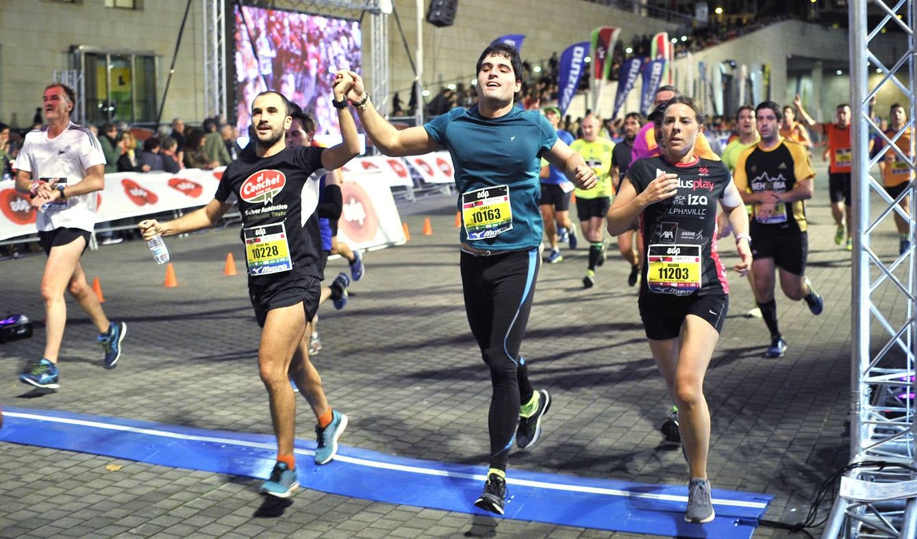 La octava edición de la 'Bilbao Night Marathon' reúne en la línea de salida a unos 11.500 corredores en sus tres distancias, de los cuales alrededor de un millar son extranjeros procedentes de 44 países de los cinco continentes.