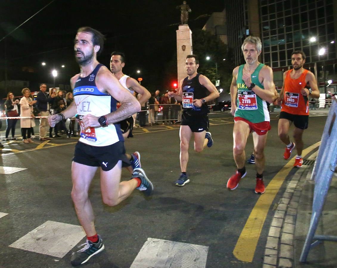 La octava edición de la 'Bilbao Night Marathon' reúne en la línea de salida a unos 11.500 corredores en sus tres distancias, de los cuales alrededor de un millar son extranjeros procedentes de 44 países de los cinco continentes.